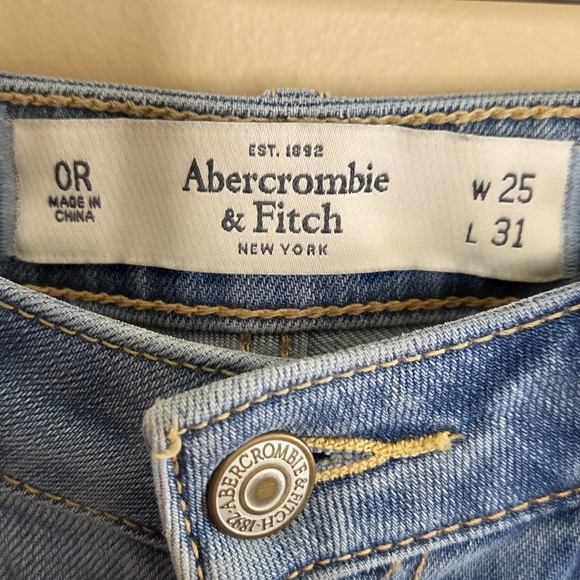 Abercrombie & Fitch | Light Wash Distressed Skinny Jeans Low Rise Size 0R or 25 - Picture 4 of 6